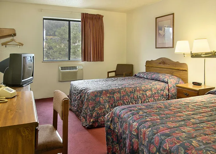 Super 8 Butler Hotel