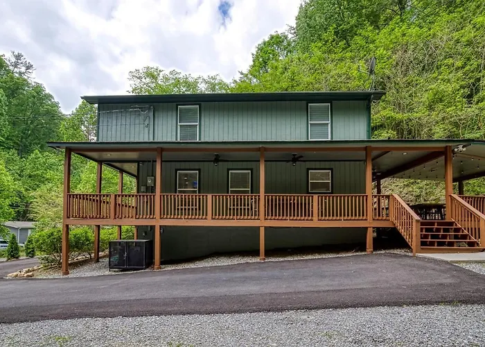 Great Location - Hot Tub - Dog Friendly Villa Sevierville