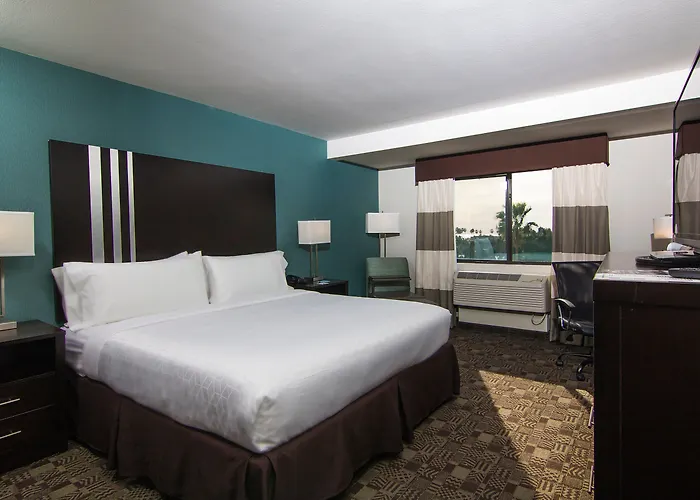 Holiday Inn Express & Suites Carlsbad Beach By Ihg