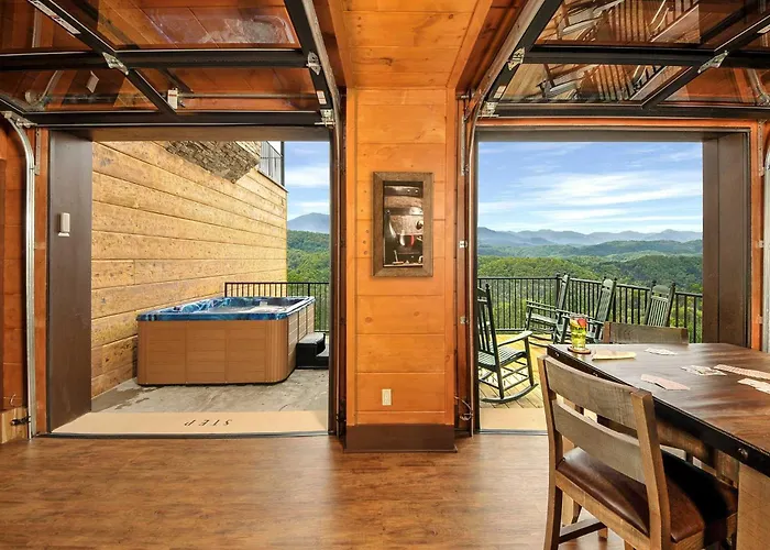 Skyview Mansion:13Bdrm, 17Bath, Sleeps 70, Indoor Pool, Amazing Views Villa Pigeon Forge