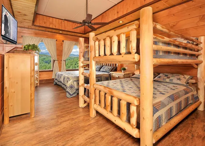 Skyview Mansion:13Bdrm, 17Bath, Sleeps 70, Indoor Pool, Amazing Views Villa Pigeon Forge