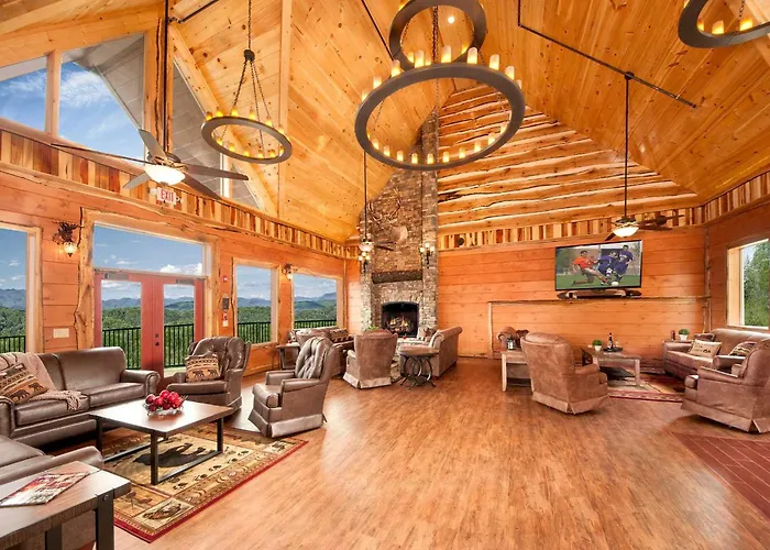 Skyview Mansion:13Bdrm, 17Bath, Sleeps 70, Indoor Pool, Amazing Views Villa Pigeon Forge