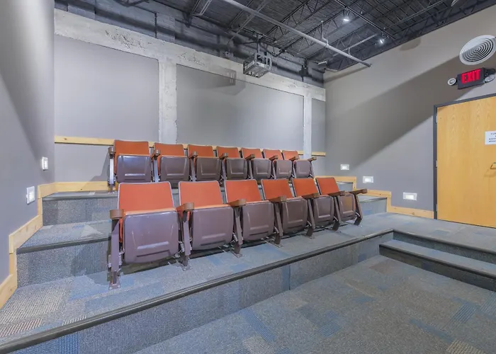 Central Lofts Condo- Year Round Pool- Hot Tub- Close To Beach South Haven
