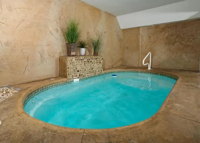 Gatlinburg Secret Splash - Private Indoor Pool, Outdoor Hot Tub, Jetted Tub + Game Room