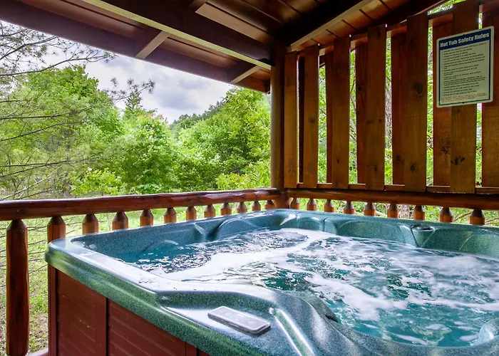 Alpenhaus Cozy Log Cabin - 2 Bedrooms, Hot Tub, Amazing Location! Pigeon Forge