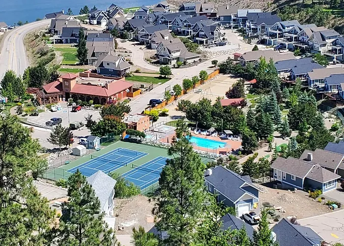 La Casa Lakeside Resort - Amazing Panoramic View Lakeside House With Pools, Hot Tubs & More! Kelowna