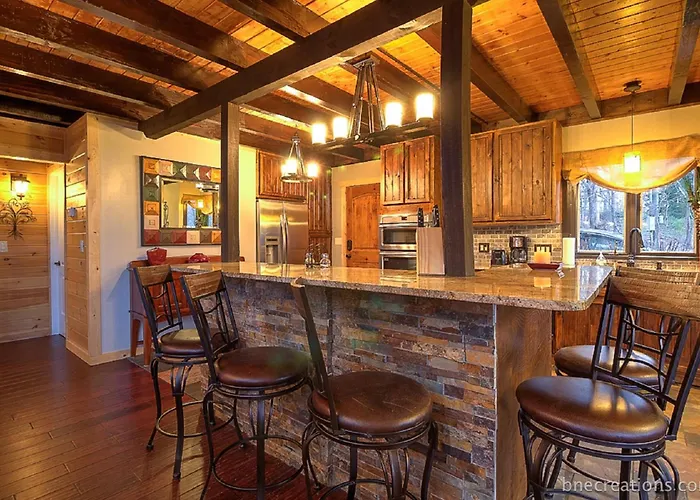 Bear Necessities, Luxury 5Bd Mtn Views, Hot Tub, Many Bear Sightings Villa Gatlinburg