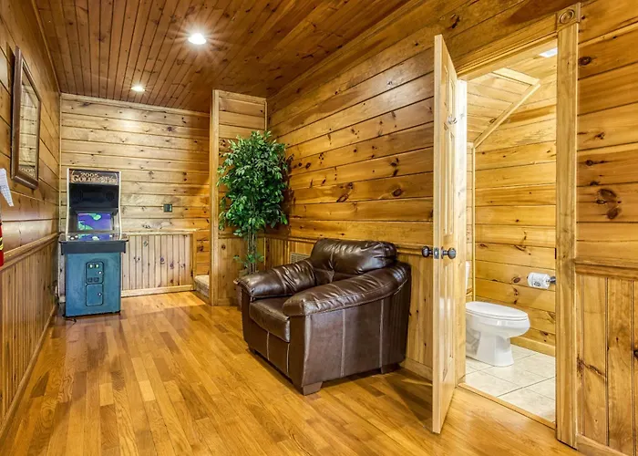 Mountain Charm- Hot Tub, Game Room, Theater Room, Free Attraction Tickets!!! Sevierville