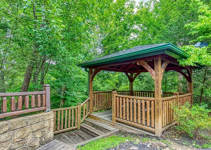 Mountain Charm- Hot Tub, Game Room, Theater Room, Free Attraction Tickets!!! Sevierville