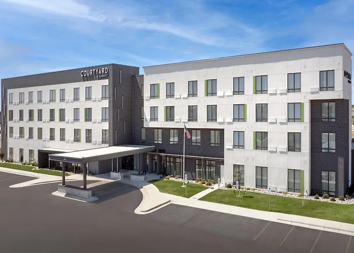 Courtyard By Marriott Fargo Hotel