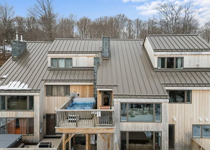 Trailside Village #4 - Slopeside 3Br With Hot Tub And Sauna, Ski In Ski Out On Great Eastern Trail Killington