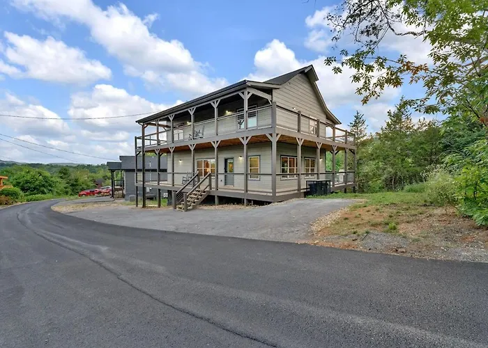 Peaceful And Luxurious Cabin With Indoor Pool And Wrap-Around Decks With Stunning View Sevierville