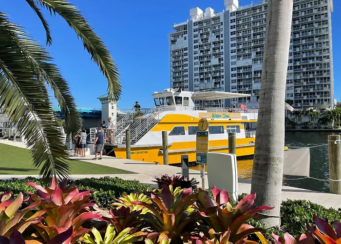 Waterview Condo- Spacious 2 Bedroom - Central - Steps To Beach Fort Lauderdale