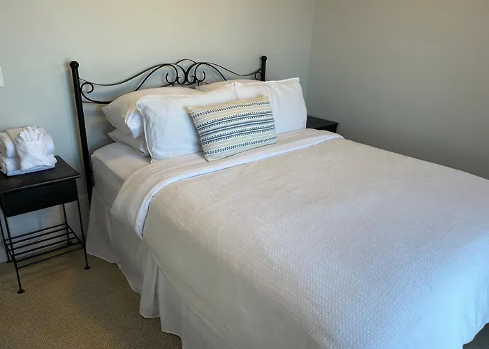 La Casa Lakeside Resort - Amazing Panoramic View Lakeside House With Pools, Hot Tubs & More! Kelowna