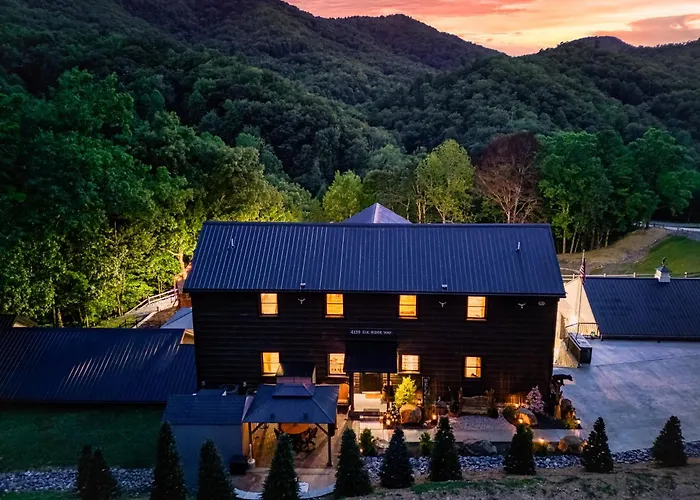 Alpine Splash - Luxury - Private Indoor Pool, Theatergaming, Large Yard, Pond, Basketball Court!!! Sevierville