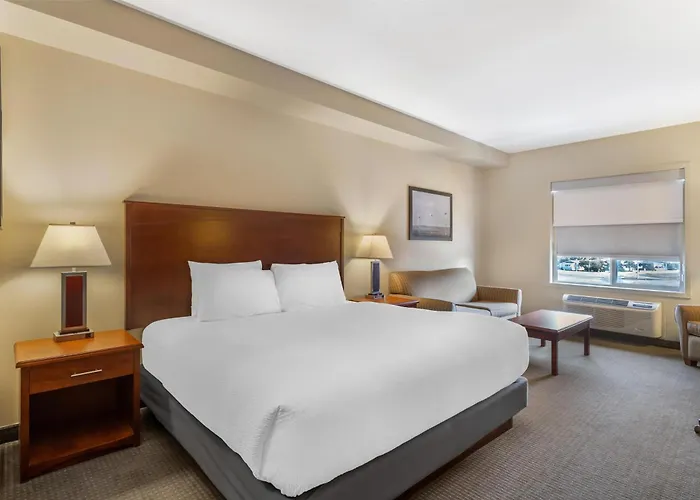 Best Western Plus Service Inn & Suites Lethbridge