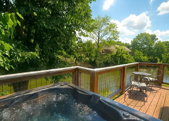 Free Tickets & Easy Parkway Access - Skinny Dippin'-Cozy Riverfront Log Cabin-Dogs Ok Wfee Pigeon Forge