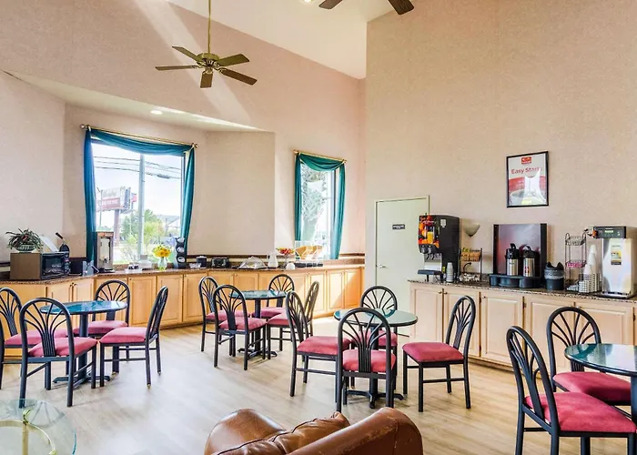 Econo Lodge Inn & Suites Gulfport Airport