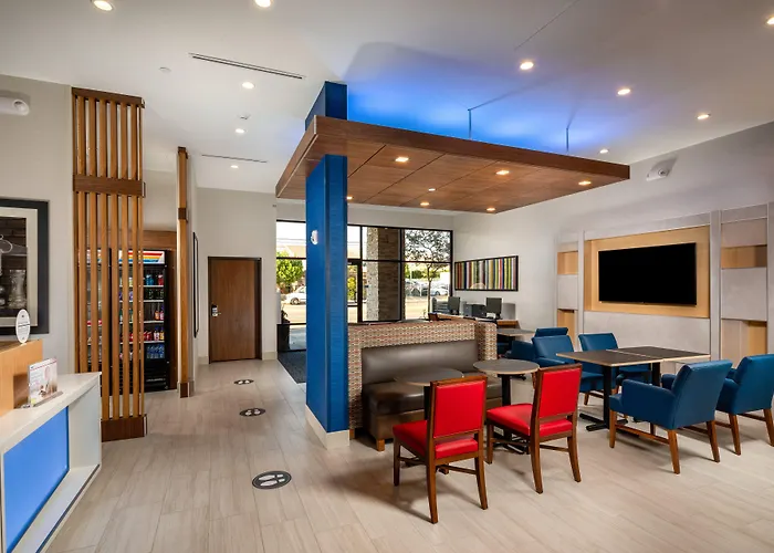 Holiday Inn Express & Suites Chatsworth By Ihg Los Angeles