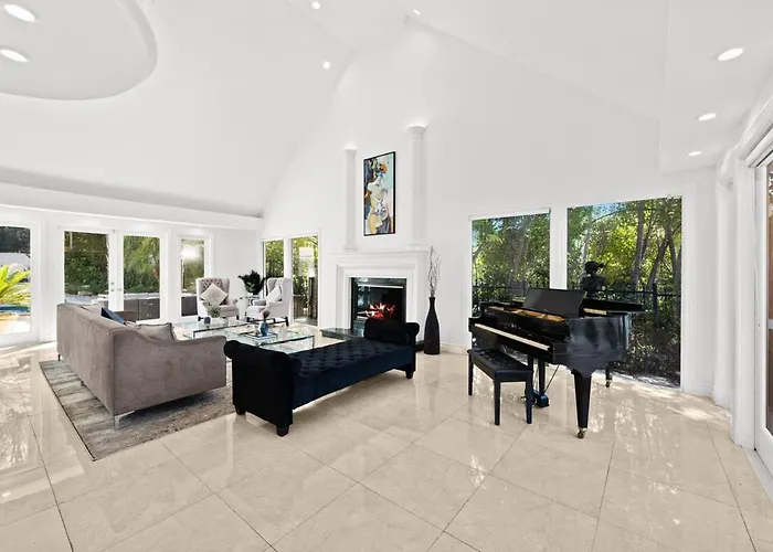 Private 5 Bedroom 6 Bathroom Encino Estate With Pool And Jacuzzi Los Angeles
