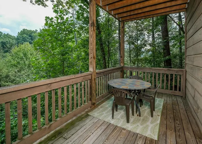 Gatlinburg Secret Splash - Private Indoor Pool, Outdoor Hot Tub, Jetted Tub + Game Room