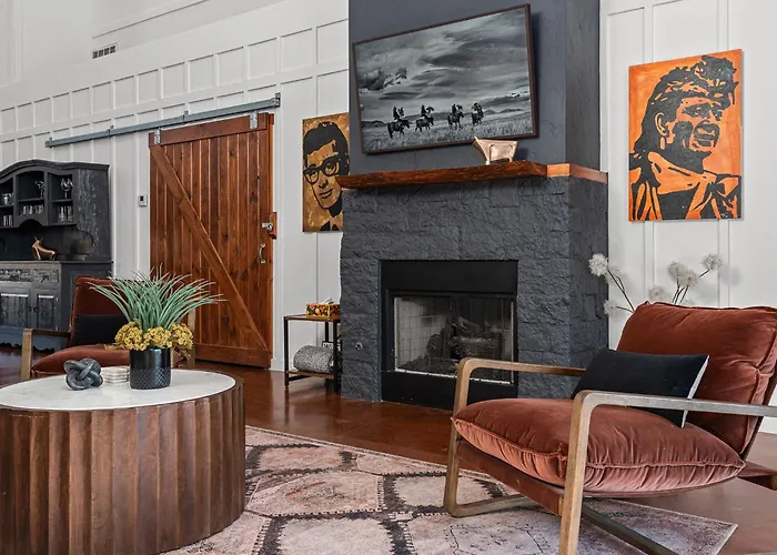 Meadows Farmhouse & Cottage - Hot Tub & Fire Pit Fredericksburg