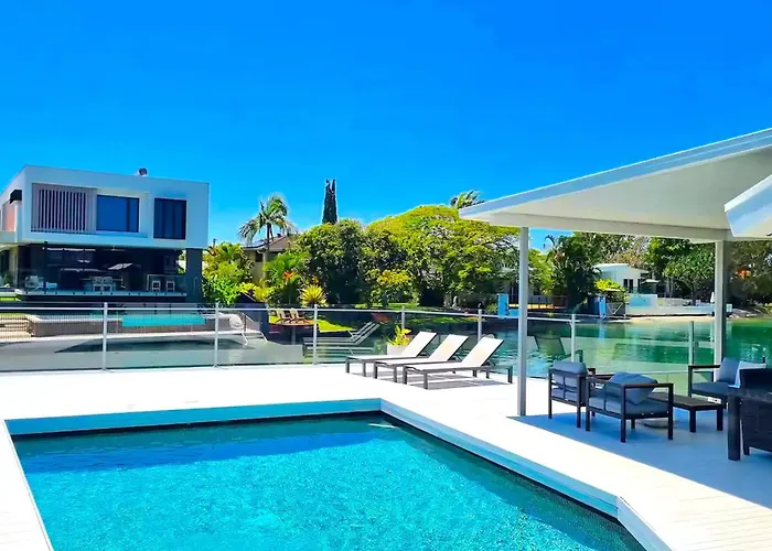 Spacious Palm Beach Home Near Creek, Beach & Cafes Gold Coast