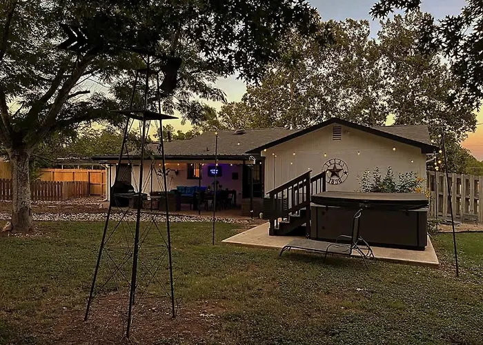 Bayer Guest Haus-Hot Tub And Fire Pit Villa Fredericksburg