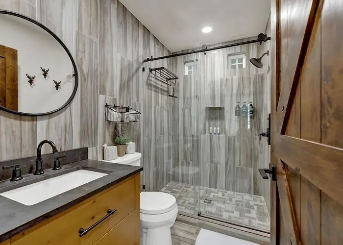 Southern Charm - Near Main With Hot Tub Fredericksburg