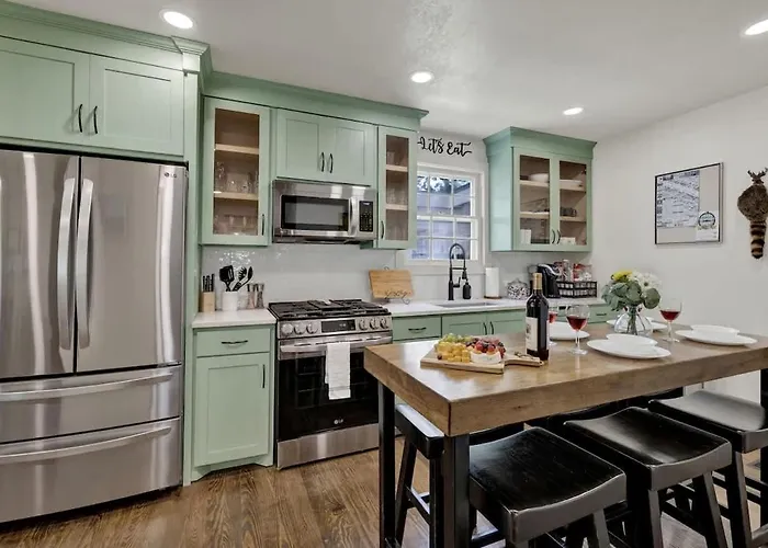 Southern Charm - Near Main With Hot Tub Fredericksburg