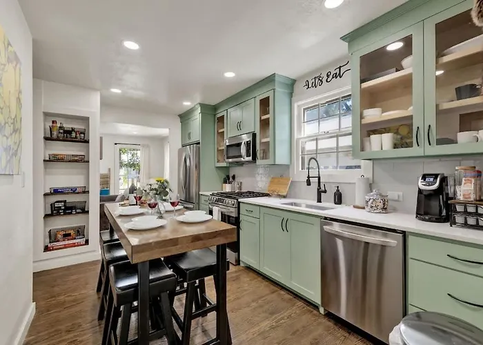 Southern Charm - Near Main With Hot Tub Fredericksburg