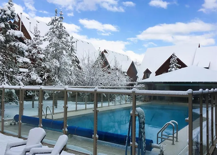 Enticing Mountain Chalet With Pool & Hot Tub Canmore