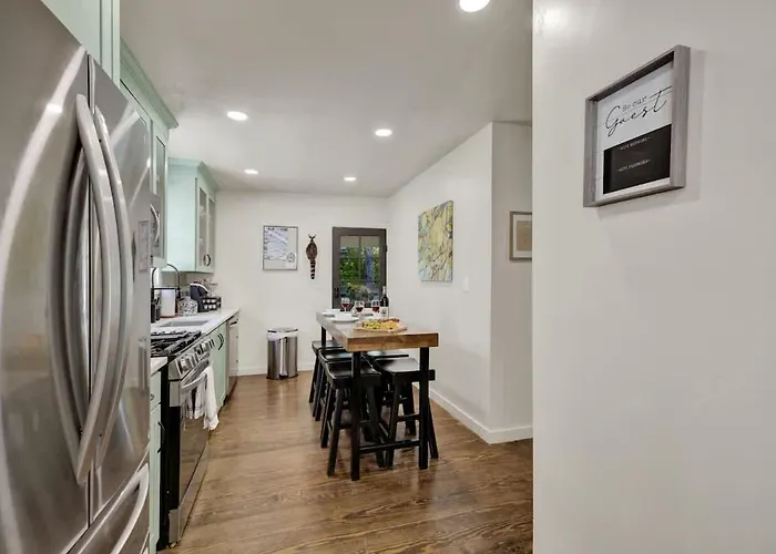 Southern Charm - Near Main With Hot Tub Fredericksburg