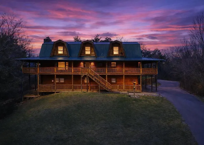 Smoky Bear Lodge With Guest House, Hot Tub, 560 Free Tickets Each Paid Day!!! Sevierville