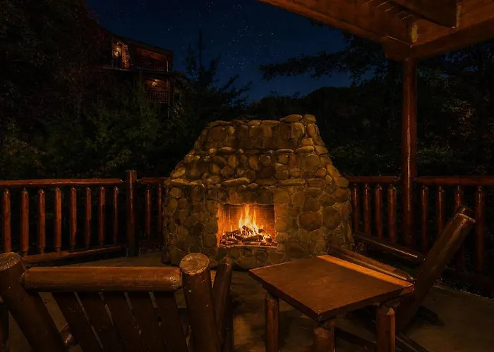 Brown Bear Lodge, Game Room, Awesome Mountain Views, Hot Tub, Wifi!!! Sevierville