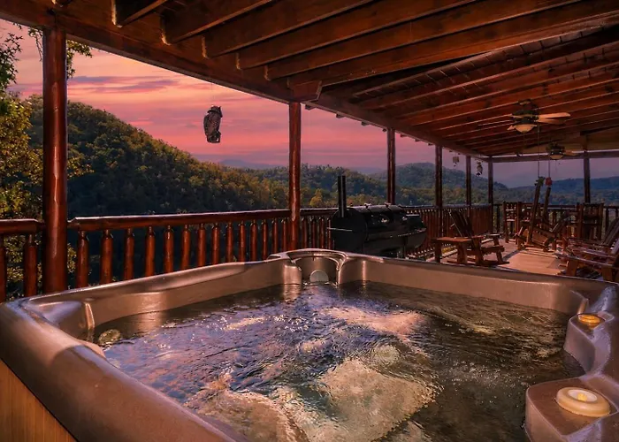 Brown Bear Lodge, Game Room, Awesome Mountain Views, Hot Tub, Wifi!!! Sevierville