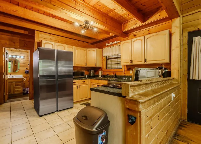 Great Smoky Mountains Cabin!, Secluded, Pet-Kid Friendly! Sevierville