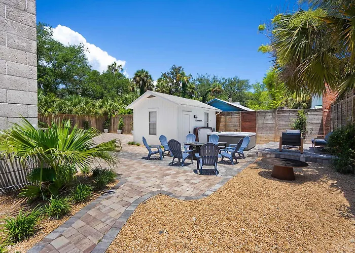 Remodeled Historic 1800S Carriage House, The Castle Garden, Colonial Modern Mansion Villa St. Augustine