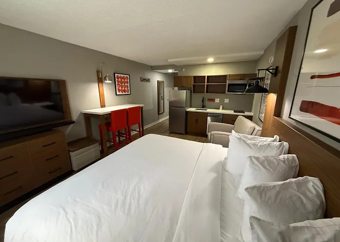 Ramada By Wyndham Albuquerque Midtown Hotel