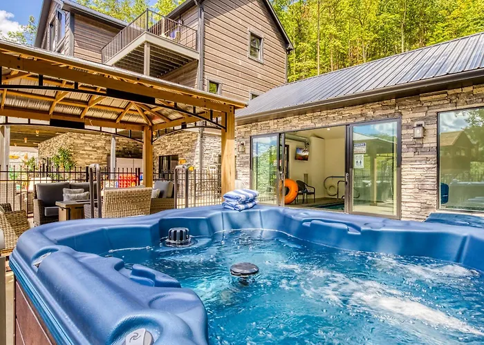 Alpine Splash - Luxury - Private Indoor Pool, Theatergaming, Large Yard, Pond, Basketball Court!!! Sevierville