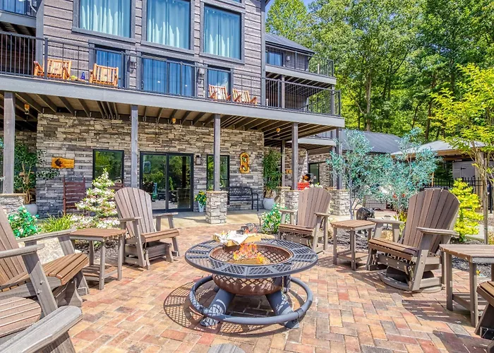 Alpine Splash - Luxury - Private Indoor Pool, Theatergaming, Large Yard, Pond, Basketball Court!!! Sevierville