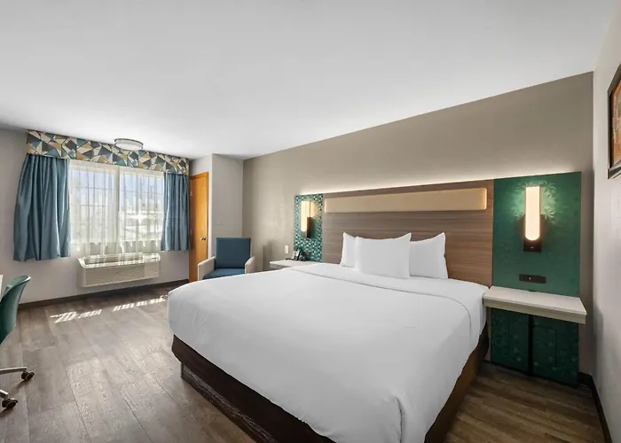 Econo Lodge Inn & Suites Santa Fe South