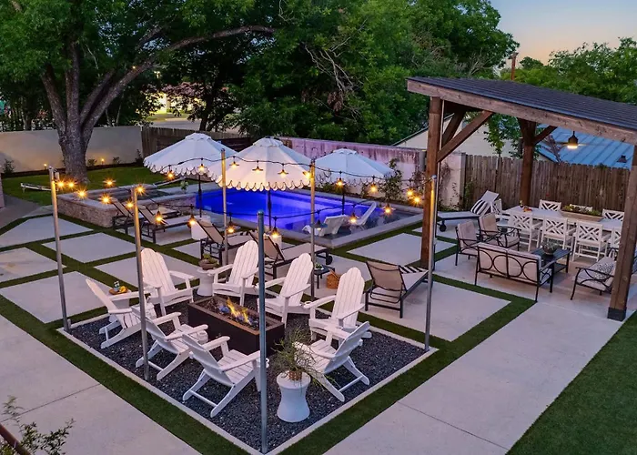 Rosewood On Main, Pool, Hot Tub, Firepit! Villa Fredericksburg