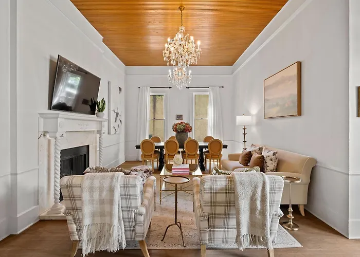 Rosewood On Main, Pool, Hot Tub, Firepit! Villa Fredericksburg