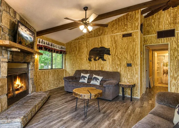 Three Bears Den, Hot Tub, Pool Table, Pool Access, 560 Free Tickets Each Paid Day Villa Gatlinburg