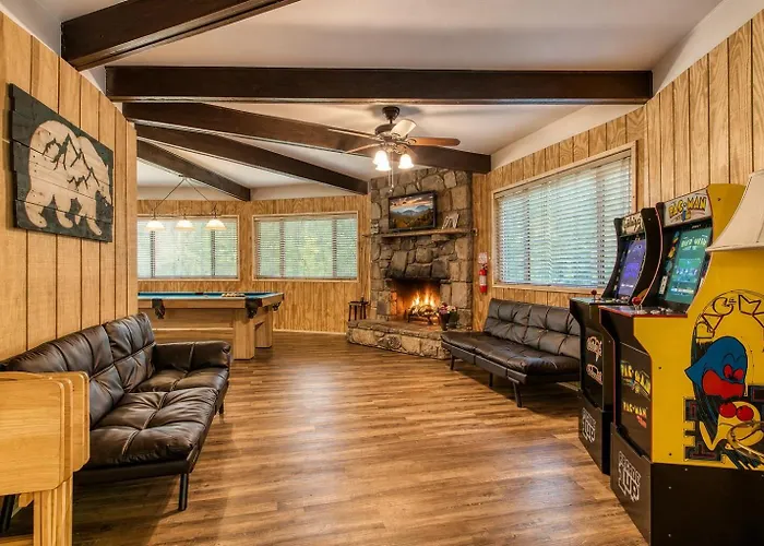 Three Bears Den, Hot Tub, Pool Table, Pool Access, 560 Free Tickets Each Paid Day Villa Gatlinburg