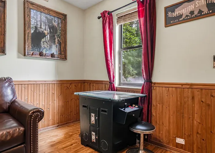 Bear Mountain Hollow-Free Dollywood Ticket- Cozy Cabin With A Hot Tub, Arcade & Deck Close To Town Pigeon Forge