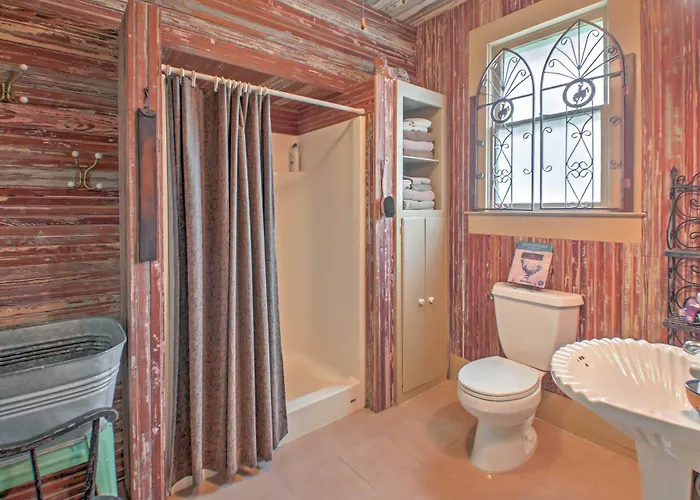 'August Schmidt' Fredericksburg Cottage W/ Hot Tub