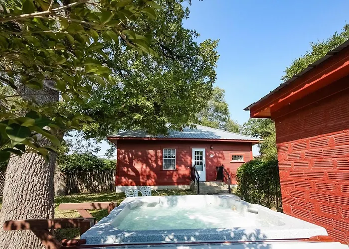 August Schmidt Fredericksburg Cottage With Hot Tub