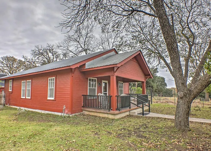 August Schmidt Fredericksburg Cottage With Hot Tub